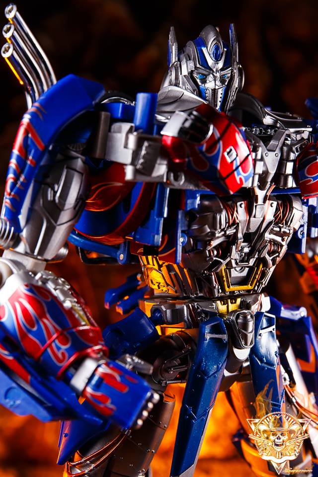 AlienAttack AAT A-01CC Optimus Prime robot close-up detail shot AlienAttack AAT A-01CC Optimus Prime robot close-up detail shot