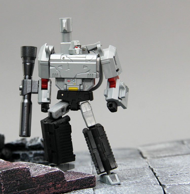 DX9 Toys X13D Mightron Megatron robot damaged armor combat mode DX9 Toys X13D Mightron Megatron robot damaged armor combat mode