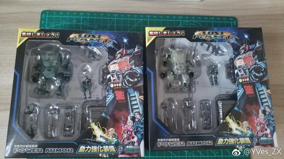 Two MechFans Lost Planet powered-suit robots in desert and jungle colors with heavy weapons Two MechFans Lost Planet powered-suit robots in desert and jungle colors with heavy weapons