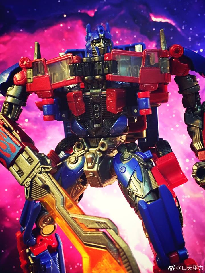 SS05 Optimus Prime iconic leader robot with full articulation SS05 Optimus Prime iconic leader robot with full articulation