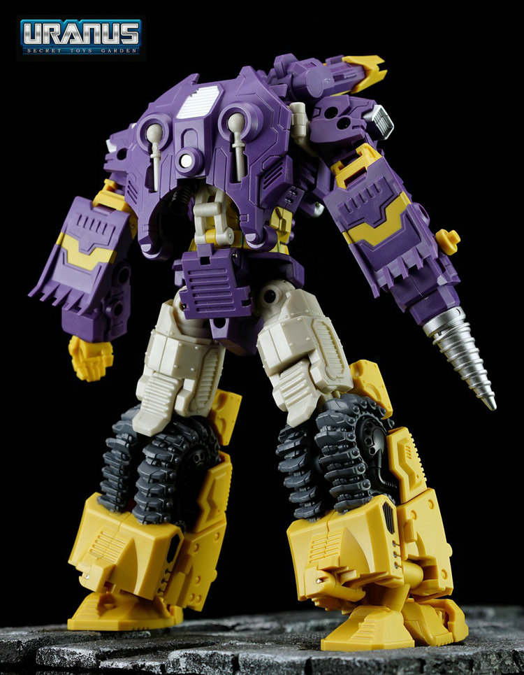 Tactical combat figure with large shoulder mounted equipment and extended weaponry Tactical combat figure with large shoulder mounted equipment and extended weaponry