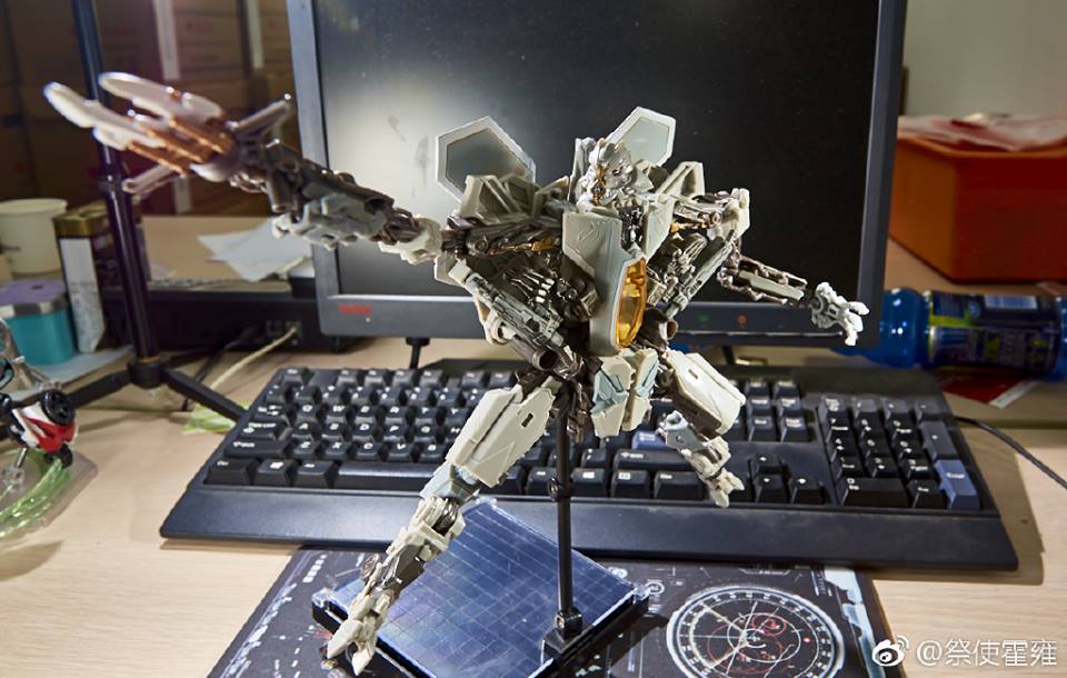 SS06 Starscream robot showing metallic finish and details SS06 Starscream robot showing metallic finish and details