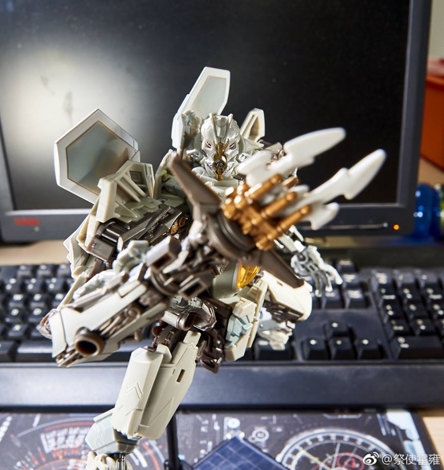 Starscream robot with articulate arms and transformation capabilities Starscream robot with articulate arms and transformation capabilities