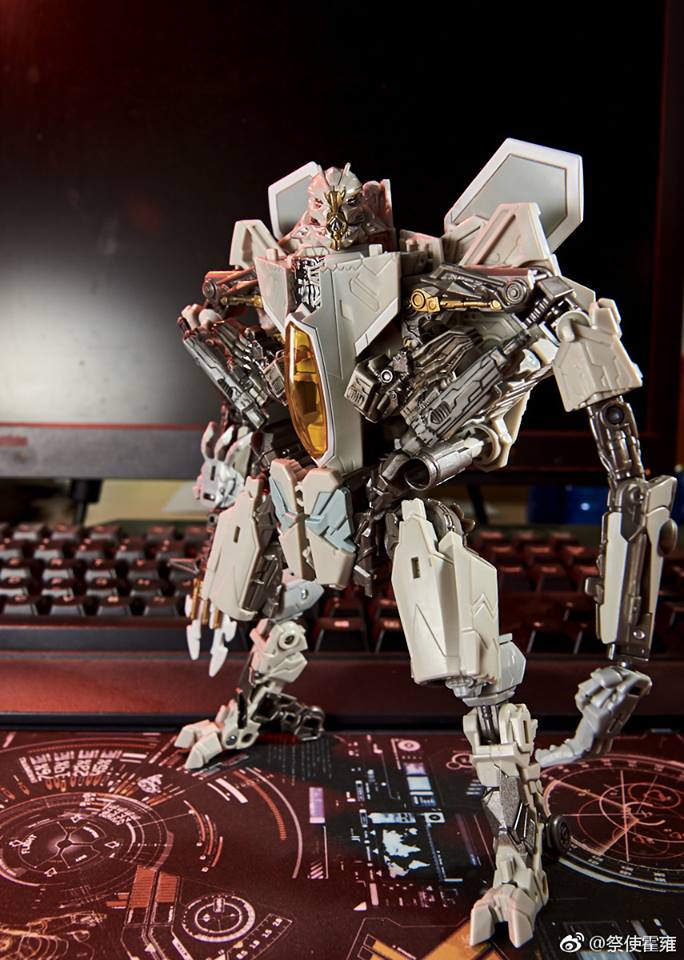 Takara Studio Series SS06 Starscream robot in flight mode Takara Studio Series SS06 Starscream robot in flight mode