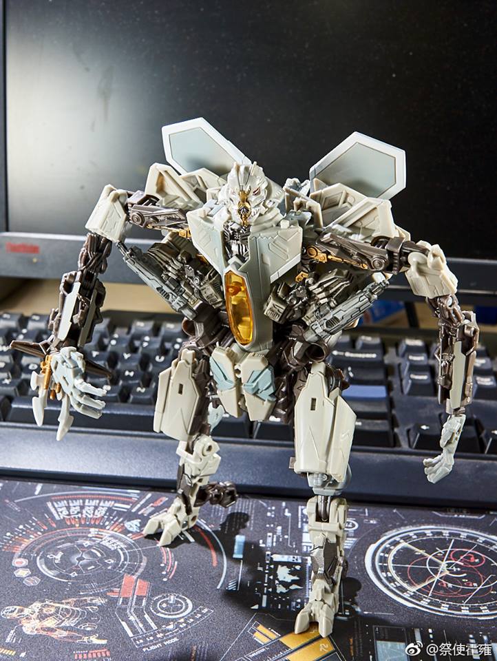 Studio Series Starscream white red robot figure Studio Series Starscream white red robot figure