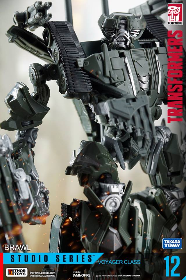 Brawl robot transforming with multiple weapon attachments Brawl robot transforming with multiple weapon attachments