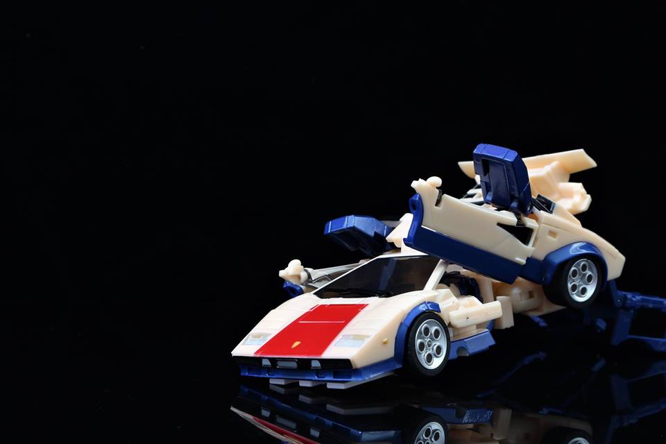 Xtransbots Crackup transformation showing vehicle to robot assembly Xtransbots Crackup transformation showing vehicle to robot assembly