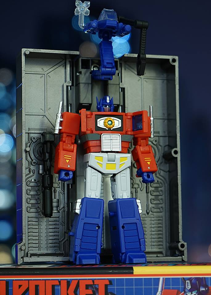 DX9 X34 Dutch Optimus Prime trailer vehicle alternate transformation DX9 X34 Dutch Optimus Prime trailer vehicle alternate transformation