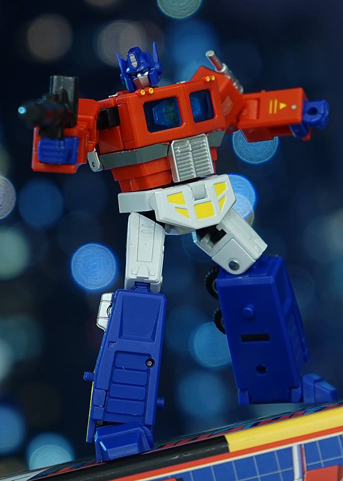 DX9 X34 Dutch Optimus Prime robot action pose with extended rifle DX9 X34 Dutch Optimus Prime robot action pose with extended rifle