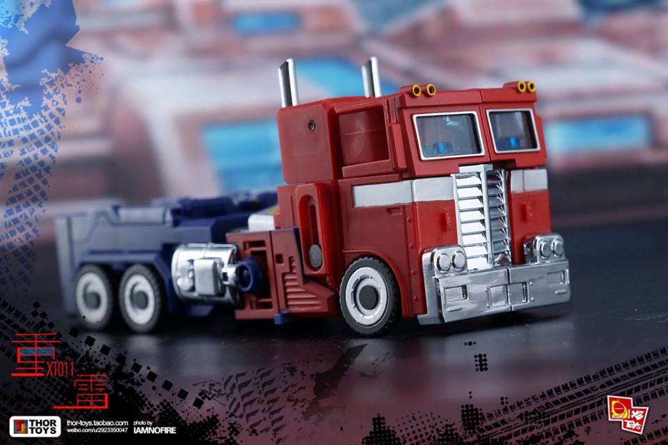 Industrial construction-themed mecha with red and blue armor configuration display Industrial construction-themed mecha with red and blue armor configuration display