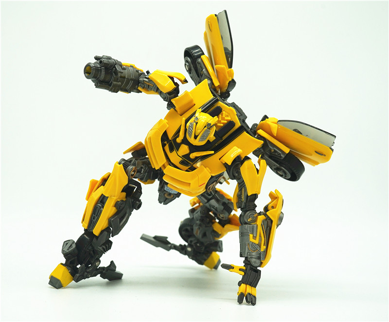 Blue Circus Bumblebee MPM-03 in combat stance pose Blue Circus Bumblebee MPM-03 in combat stance pose