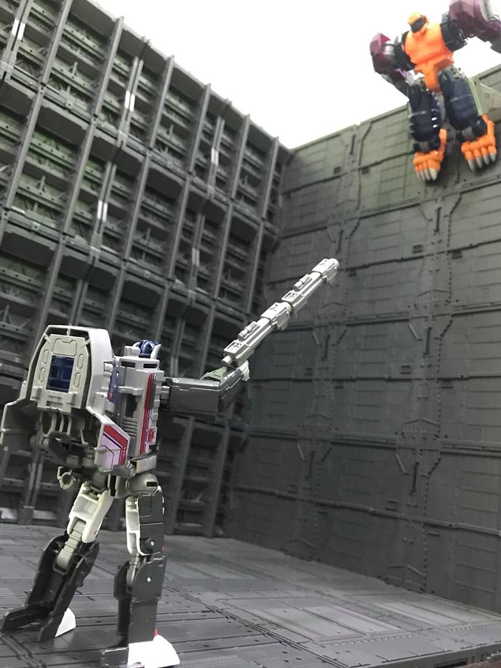 Hasbro Power of Prime Optimus Leader class white mobile base Hasbro Power of Prime Optimus Leader class white mobile base