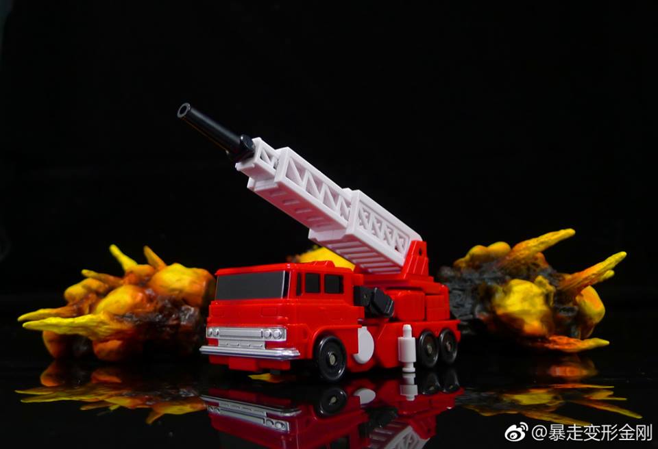 Papa Toys PPT-02 Fire Truck Inferno fire truck form with articulated ladder extended Papa Toys PPT-02 Fire Truck Inferno fire truck form with articulated ladder extended