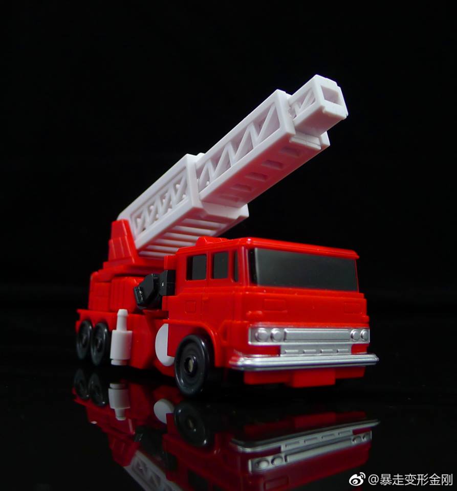 Papa Toys PPT-02 Fire Truck Inferno red robot close detail weathered paint finish Papa Toys PPT-02 Fire Truck Inferno red robot close detail weathered paint finish