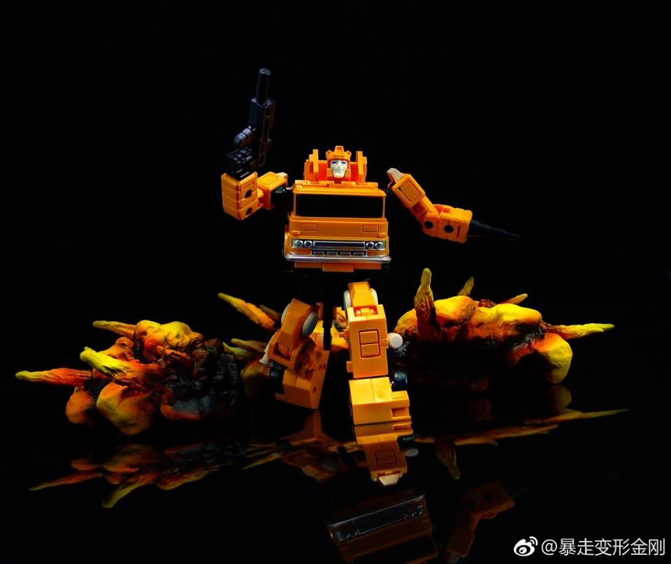 Transformer with dual grappling claws and robot figure Transformer with dual grappling claws and robot figure