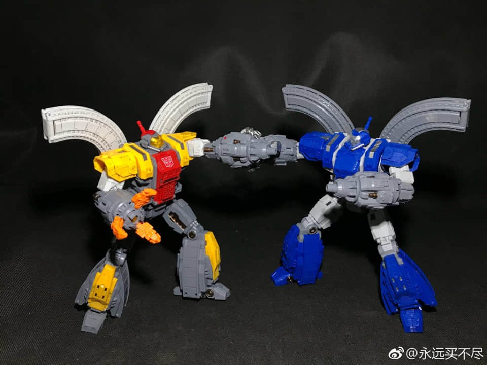 Huge dragon transformer with yellow gold and black coloring Huge dragon transformer with yellow gold and black coloring