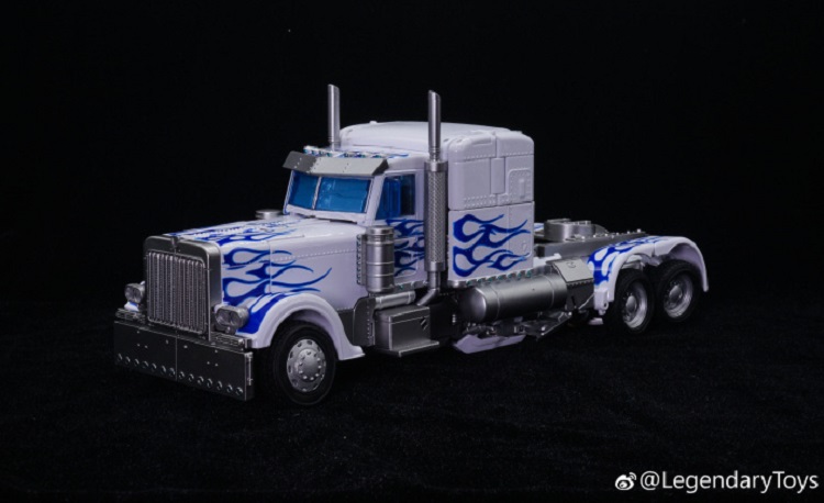 LegendaryToys Optimus Prime white version truck transformation robot LegendaryToys Optimus Prime white version truck transformation robot