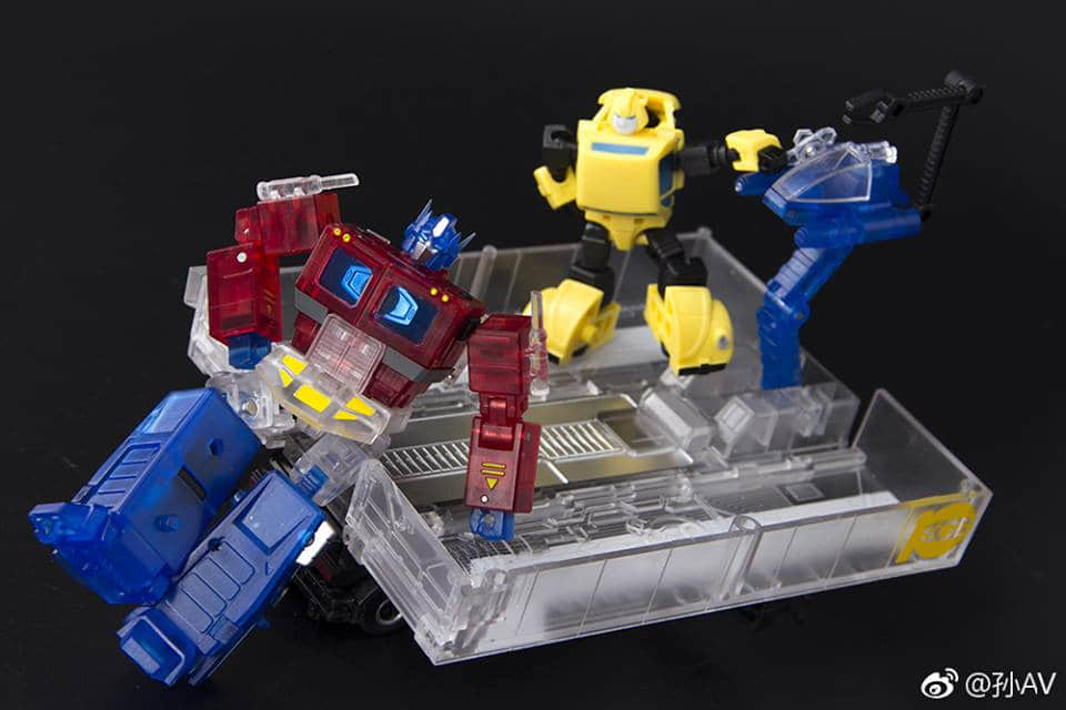 Moses Optimus Prime clear version with Autobot base platform Moses Optimus Prime clear version with Autobot base platform