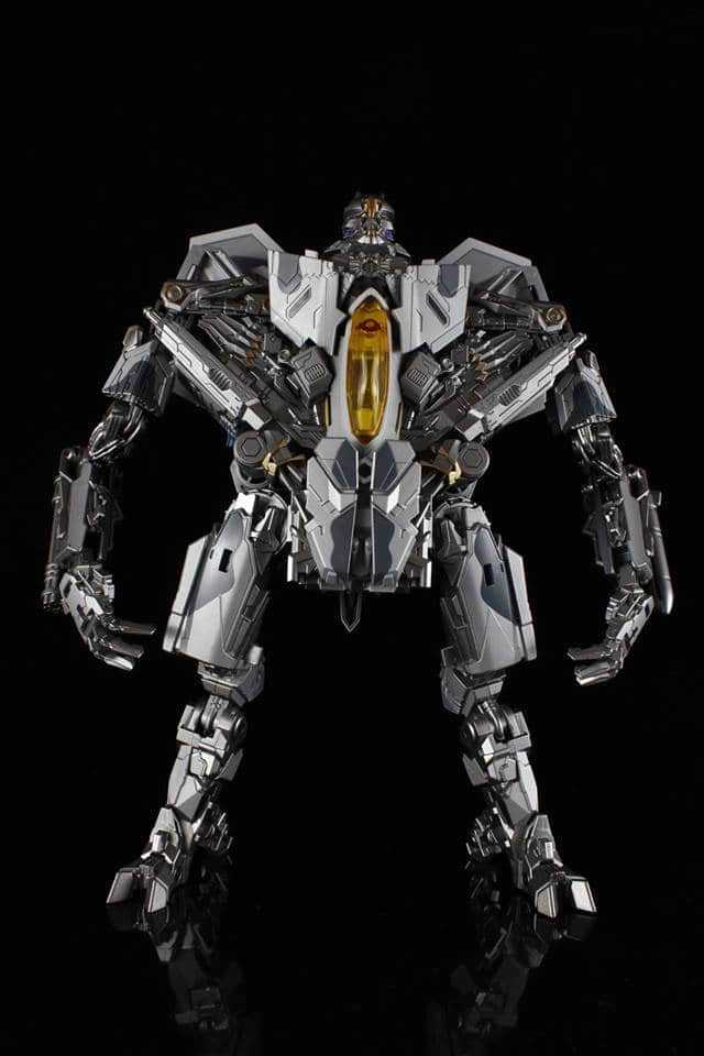 Articulated transformer robot with extended missile launcher Articulated transformer robot with extended missile launcher