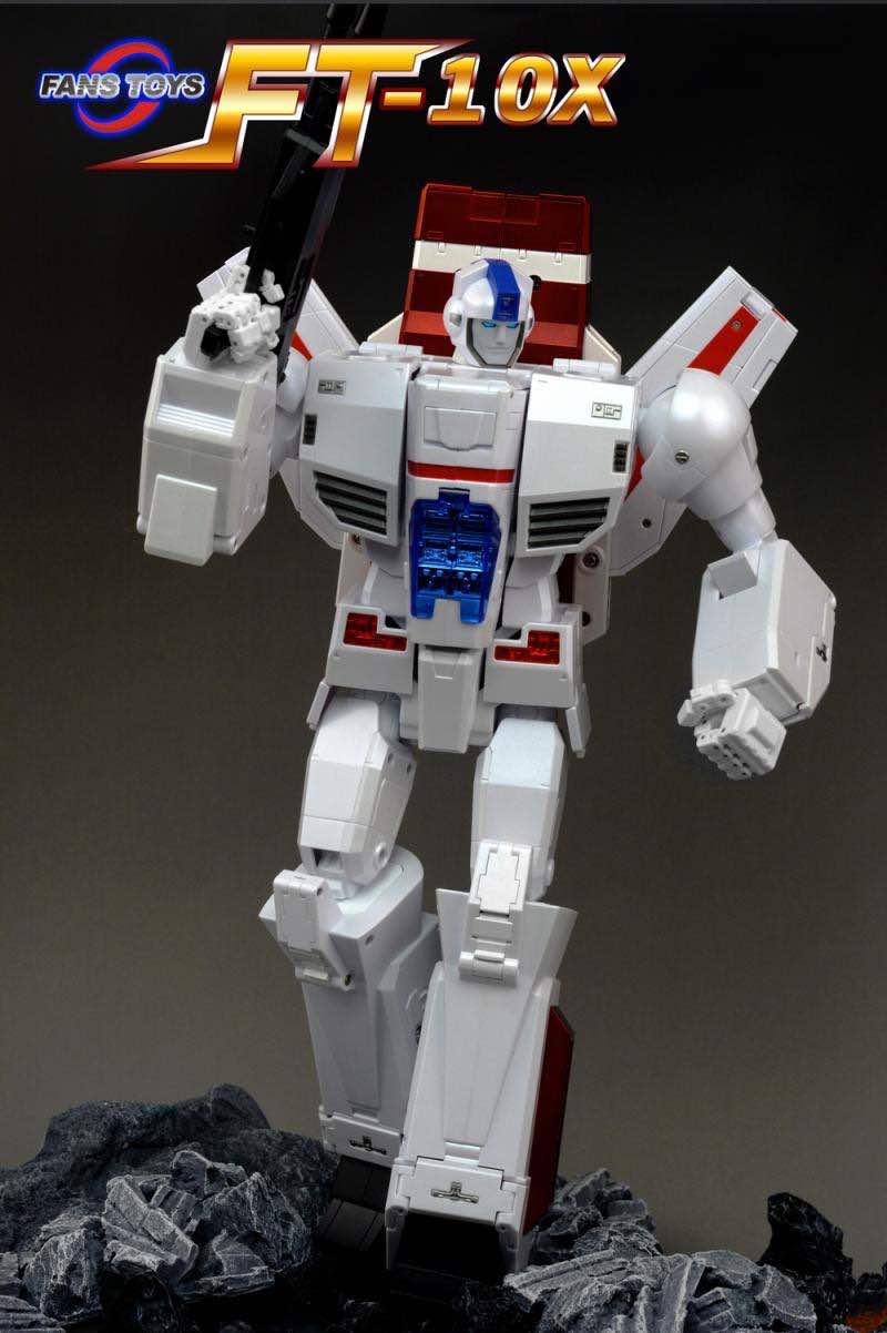 FansToys Phoenix Jetfire closeup of upper body and weapons FansToys Phoenix Jetfire closeup of upper body and weapons