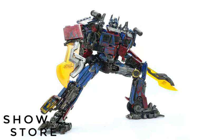 BC-01 Commander in robot form with red and blue armor BC-01 Commander in robot form with red and blue armor