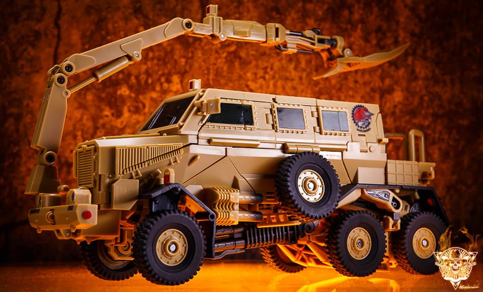 DX9 Toys GOD-09 Bonecrusher damaged version robot tan cream military DX9 Toys GOD-09 Bonecrusher damaged version robot tan cream military