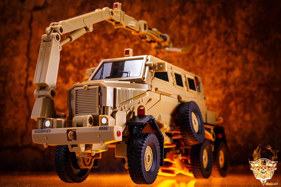 DX9 Toys GOD-09 Bonecrusher movie leader class robot tan vehicle DX9 Toys GOD-09 Bonecrusher movie leader class robot tan vehicle