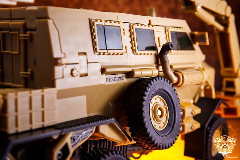 DX9 Toys GOD-09 Bonecrusher construction equipment vehicle mode damaged DX9 Toys GOD-09 Bonecrusher construction equipment vehicle mode damaged