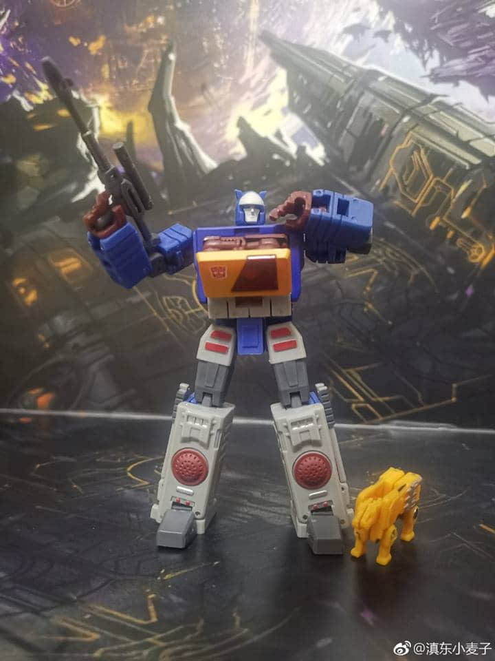 Compact humanoid robot with cannon and accessories Compact humanoid robot with cannon and accessories