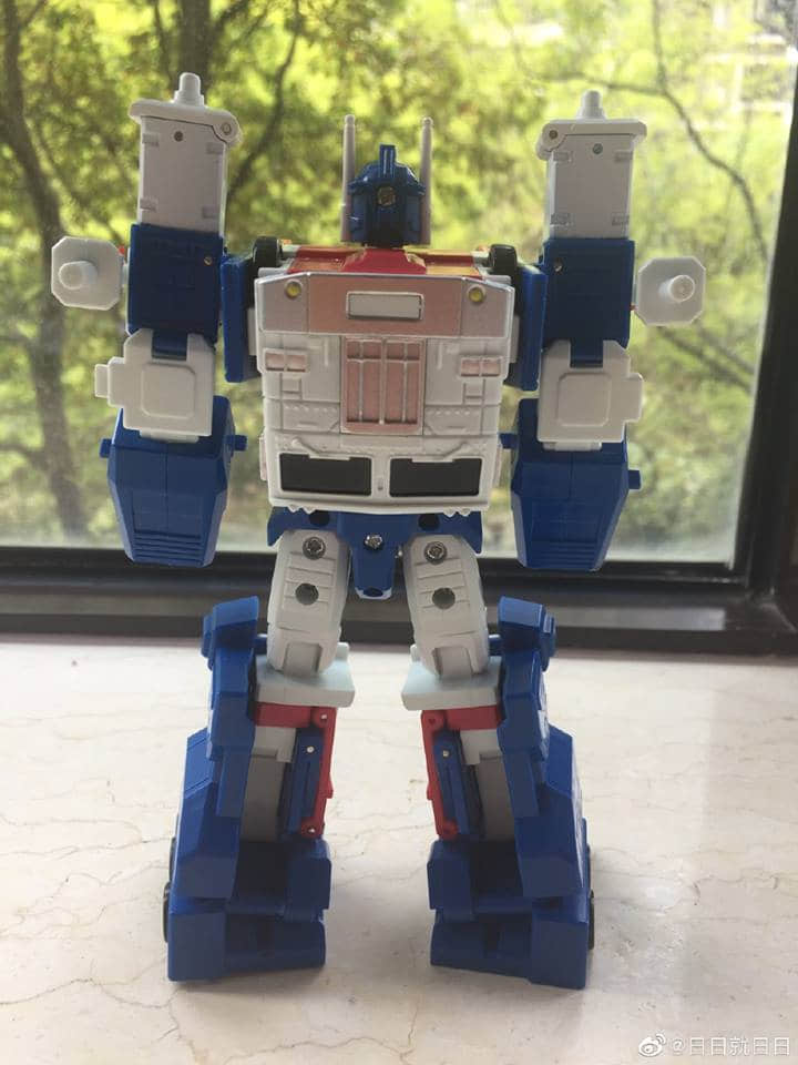 Ultra Magnus in combat ready stance with extended limbs Ultra Magnus in combat ready stance with extended limbs