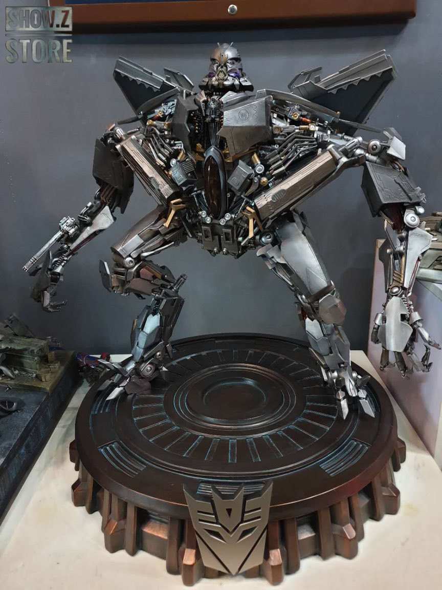 Gold and black Starscream robot warrior figure Gold and black Starscream robot warrior figure