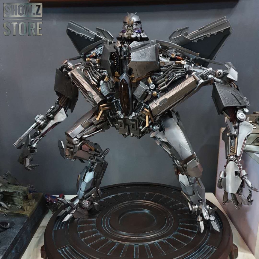 Starscream polystone statue on circular display base Starscream polystone statue on circular display base