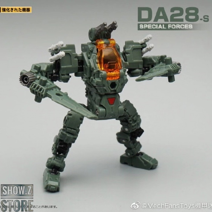 MechFansToys MFT DA-28S green mecha with glowing orange chest piece MechFansToys MFT DA-28S green mecha with glowing orange chest piece