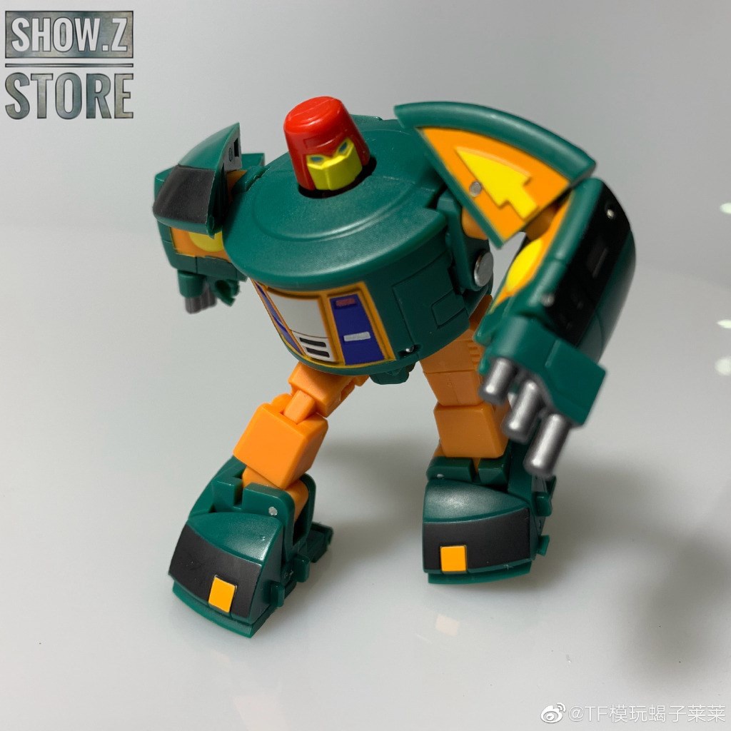 Detailed pose showing mechanical articulation and panel lines Detailed pose showing mechanical articulation and panel lines