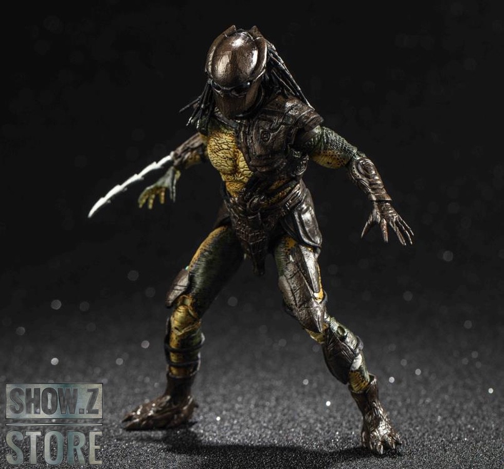 Falconer Predator armed with extended blade weapon Falconer Predator armed with extended blade weapon
