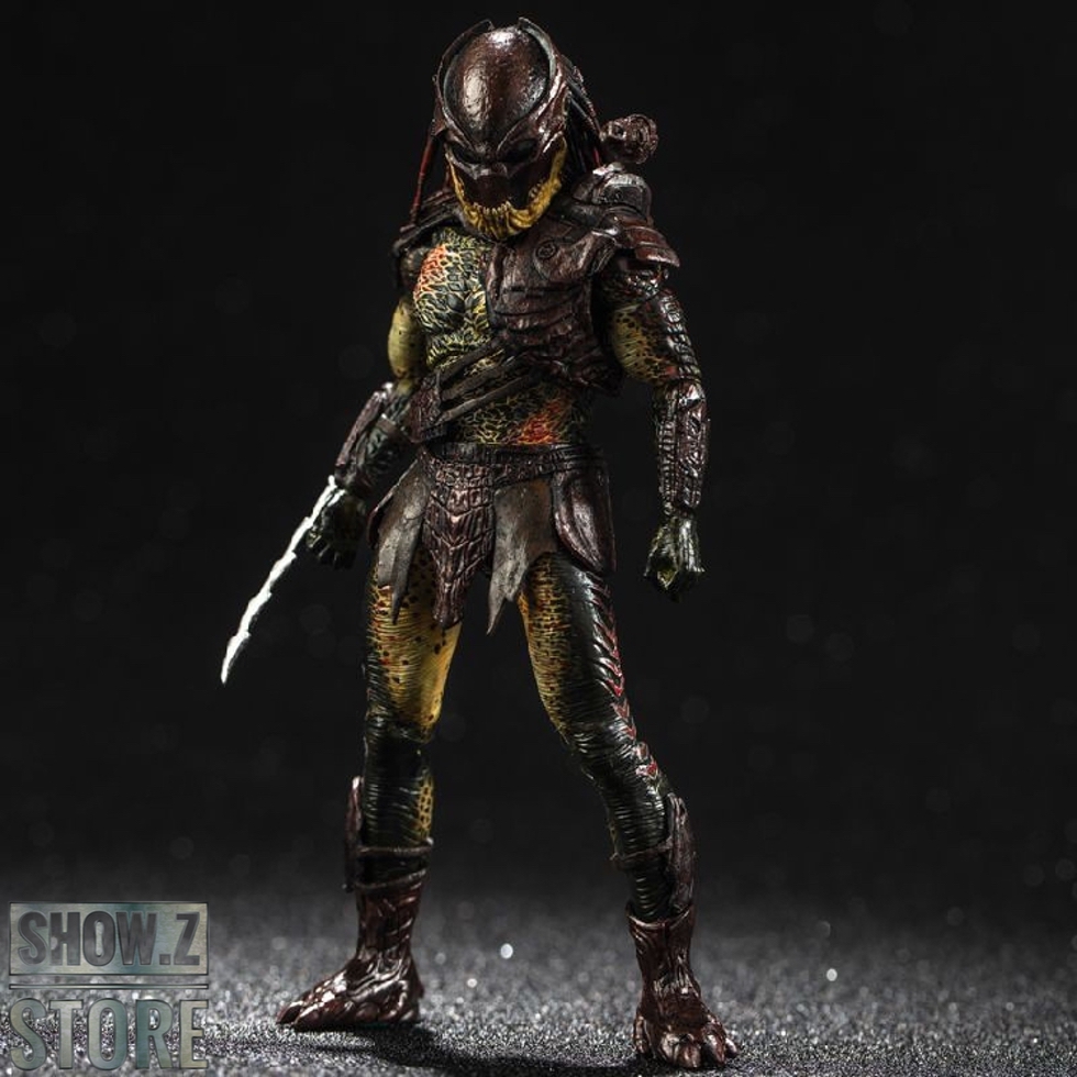 Hiya Toys muscular Predator alien warrior in black and gold armor suit Hiya Toys muscular Predator alien warrior in black and gold armor suit