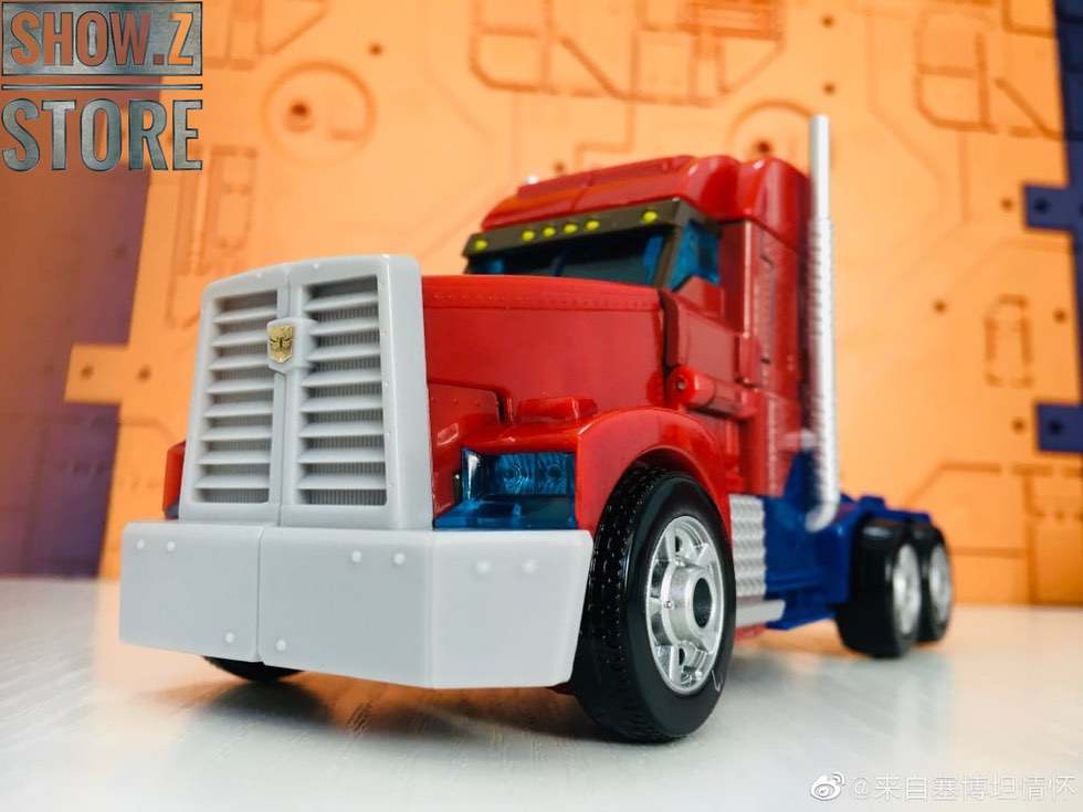 Attack Optimus Prime in dynamic pose with detailed mechanical parts Attack Optimus Prime in dynamic pose with detailed mechanical parts