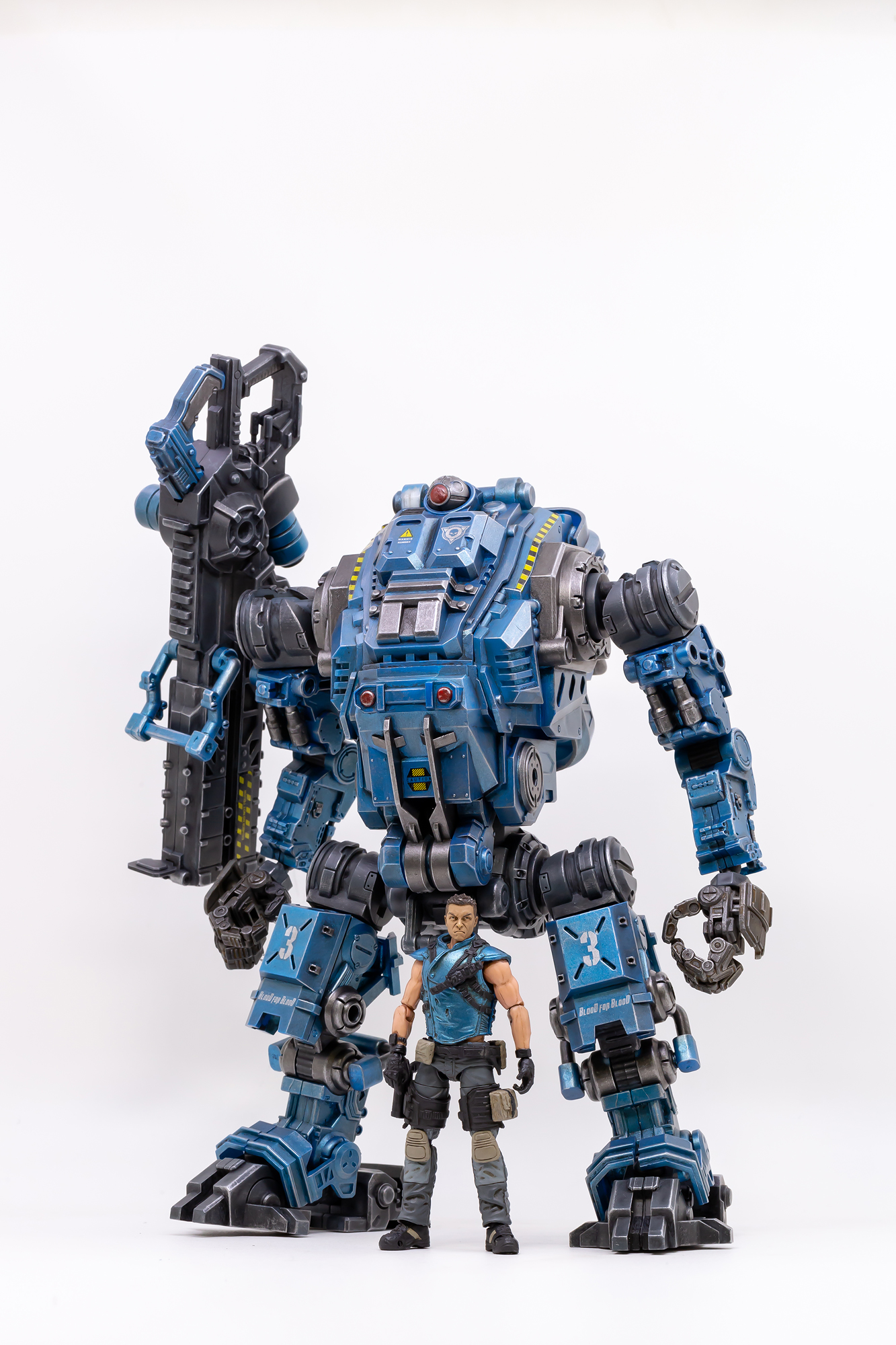 JoyToy Freeman armored mech with weathered blue paint and articulated limbs JoyToy Freeman armored mech with weathered blue paint and articulated limbs