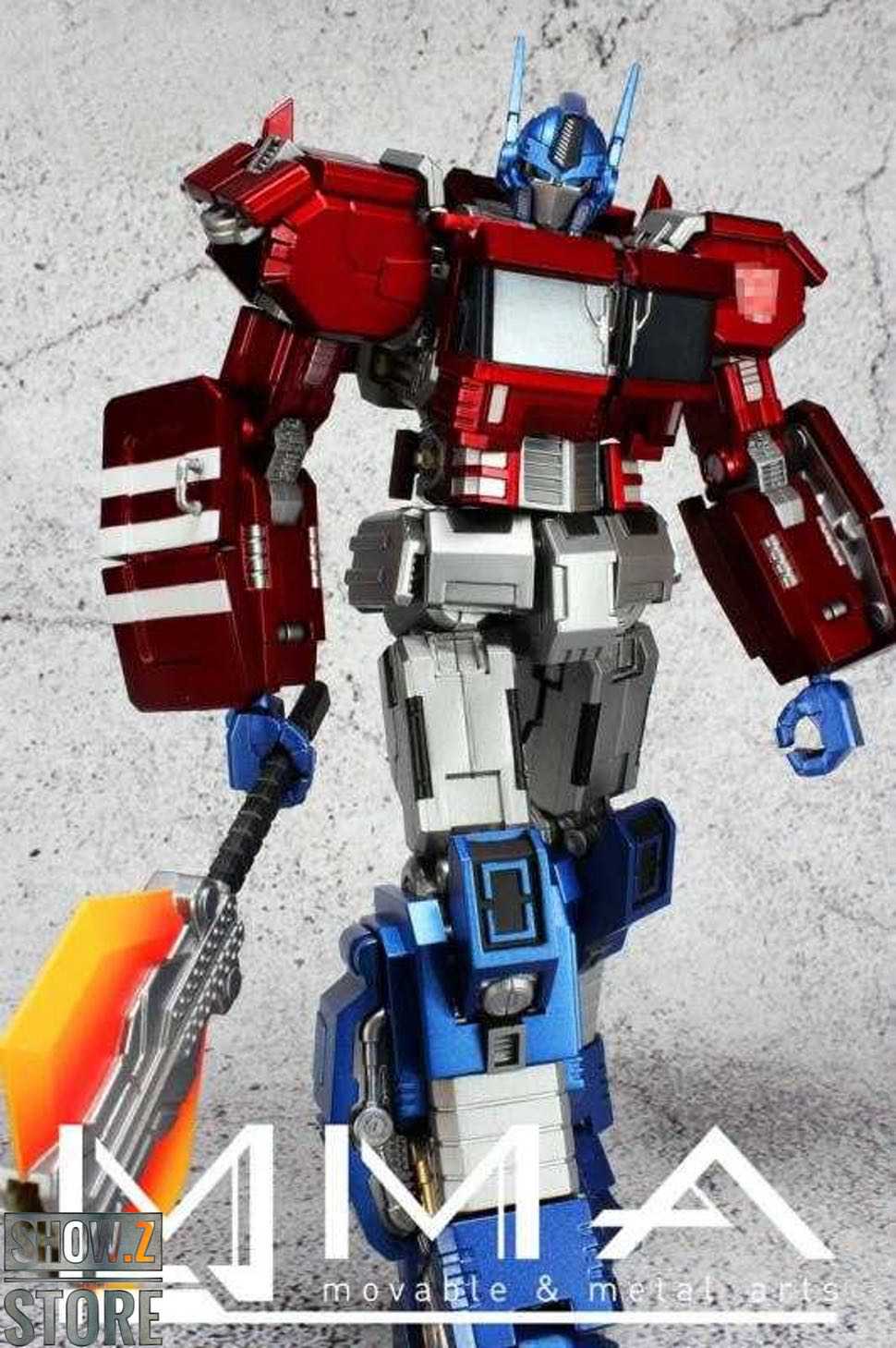 Transformers IDW robot figure in vehicle mode with white stripe Transformers IDW robot figure in vehicle mode with white stripe