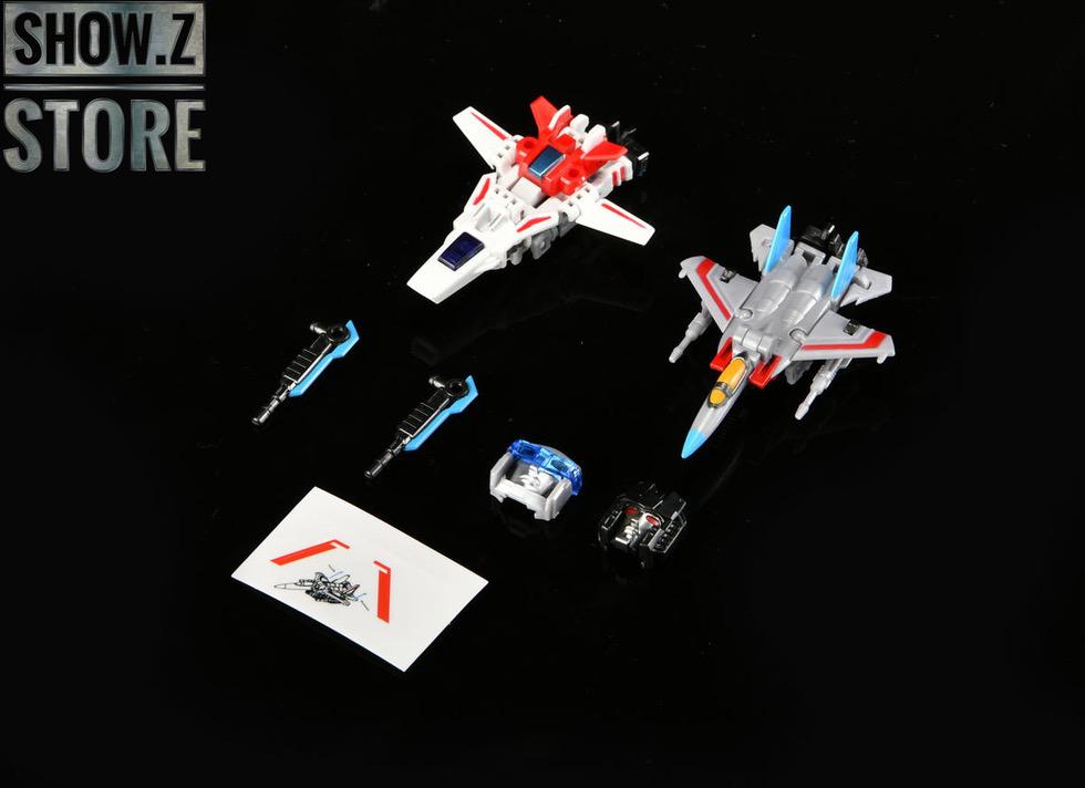 X2Toys XT013 set both robots displayed together with component weapons X2Toys XT013 set both robots displayed together with component weapons