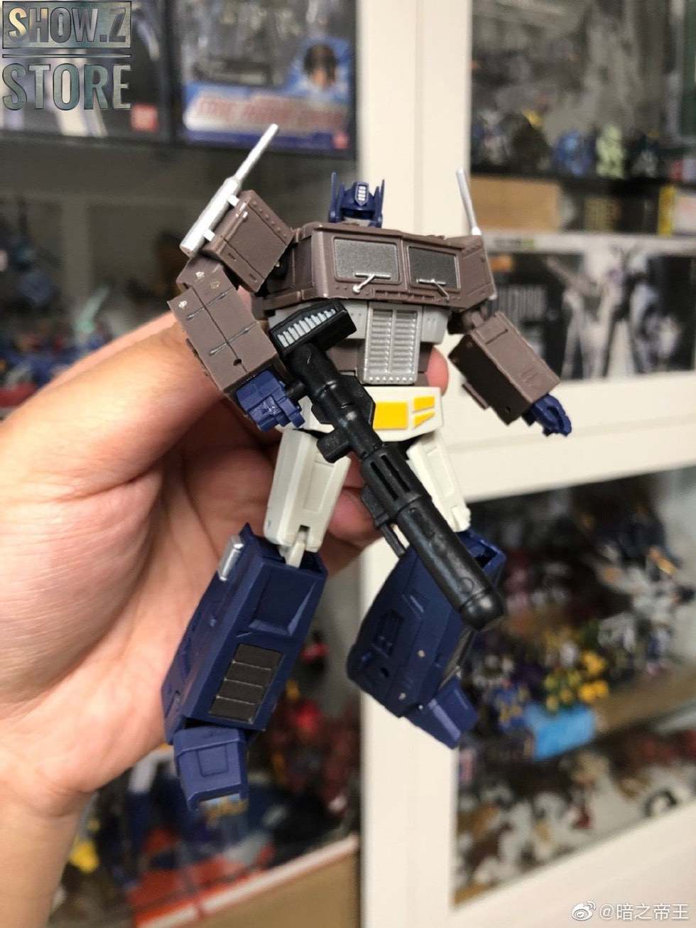 Magic Square Light of Justice Prime Sleek showing robot form details Magic Square Light of Justice Prime Sleek showing robot form details