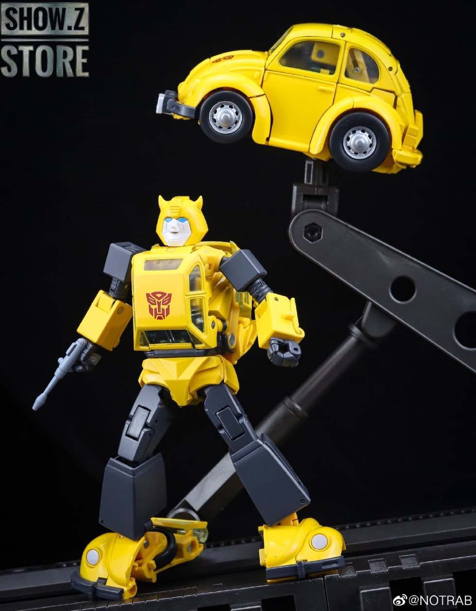 Yellow and blue Bumblebee with weapon systems articulated Yellow and blue Bumblebee with weapon systems articulated