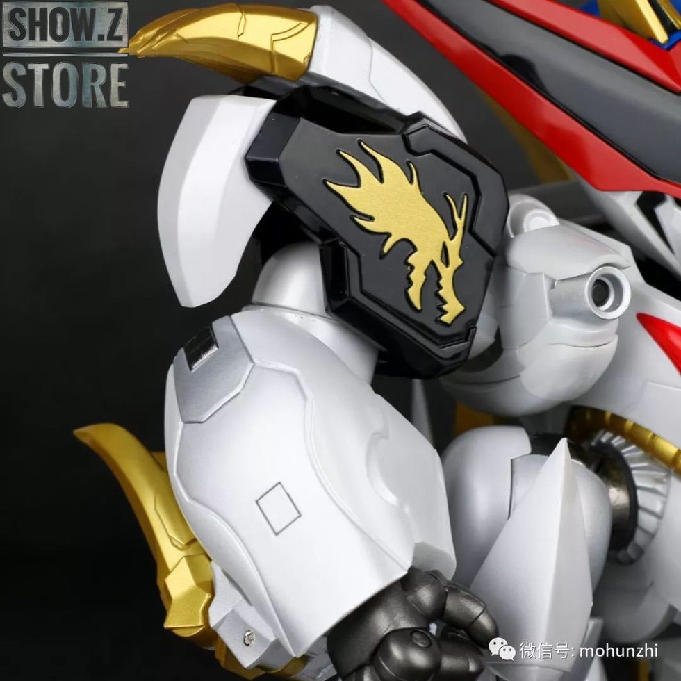 Side view of white and gold Wataru mecha transformation figure Side view of white and gold Wataru mecha transformation figure