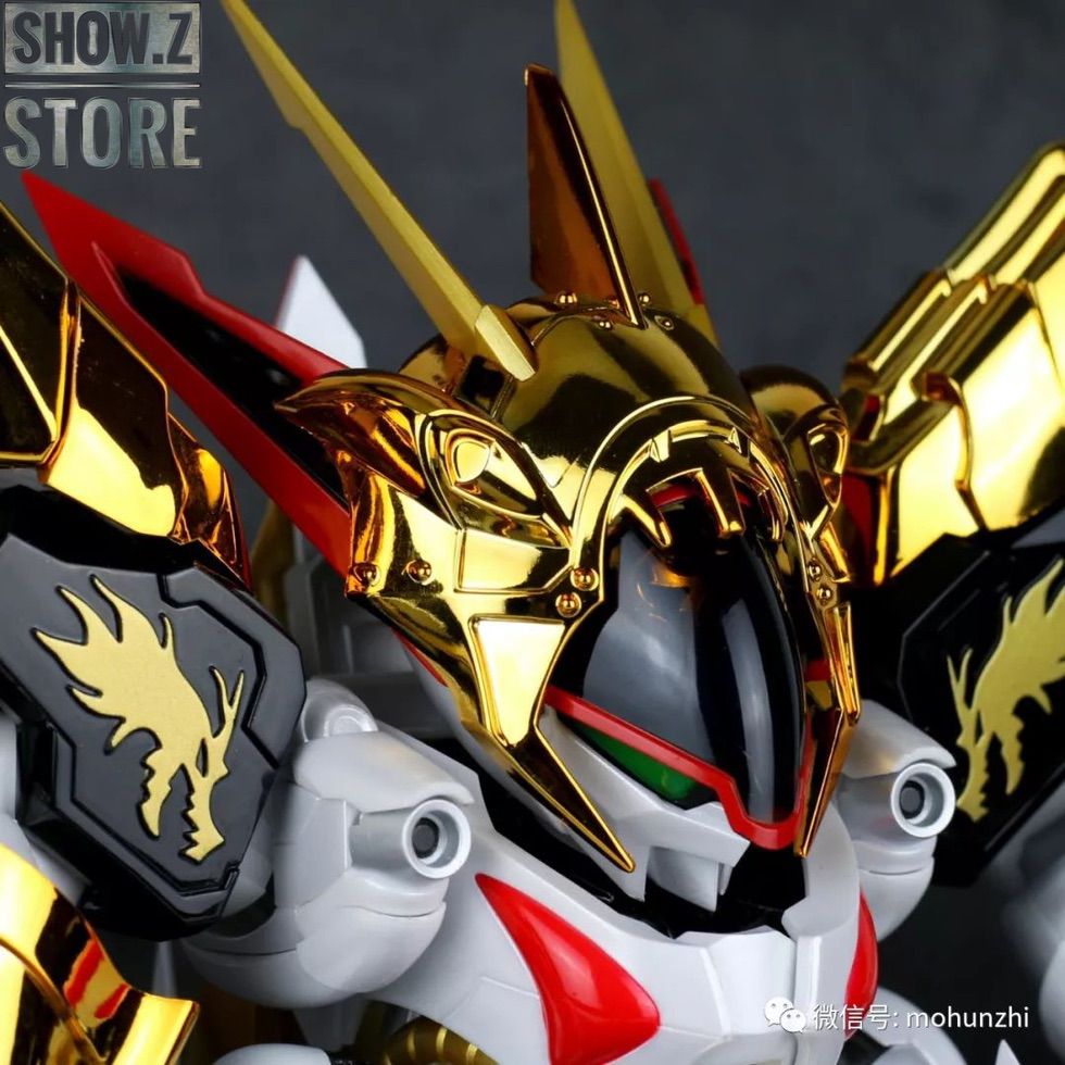 Close-up of Ryuoumaru head with gold plating and symbol shield Close-up of Ryuoumaru head with gold plating and symbol shield