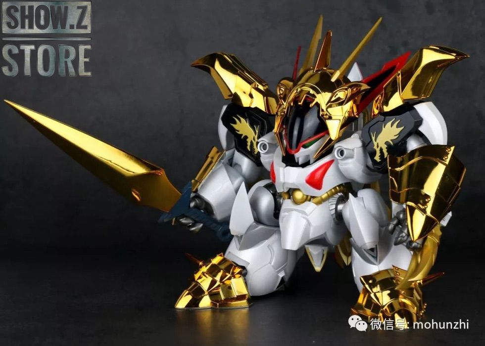 LiYun Wataru white and gold super robot with yellow accents LiYun Wataru white and gold super robot with yellow accents