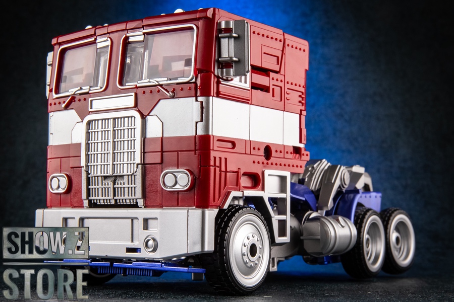 Oversized Optimus Prime with extended weapons and armor Oversized Optimus Prime with extended weapons and armor