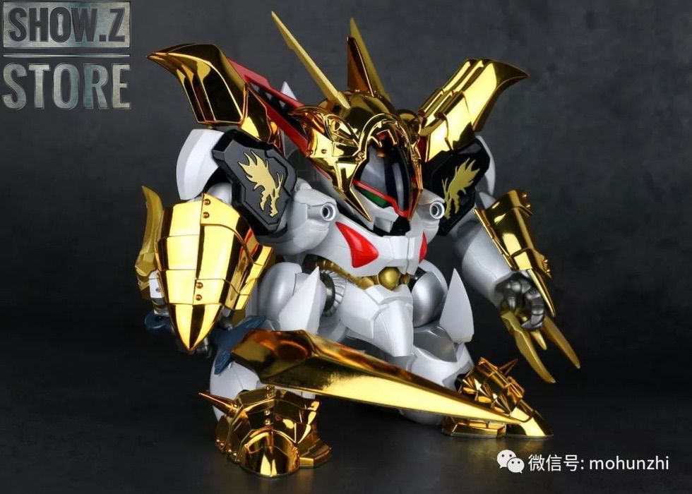 White Ryuoumaru mecha with gold armor and red stripe pattern White Ryuoumaru mecha with gold armor and red stripe pattern