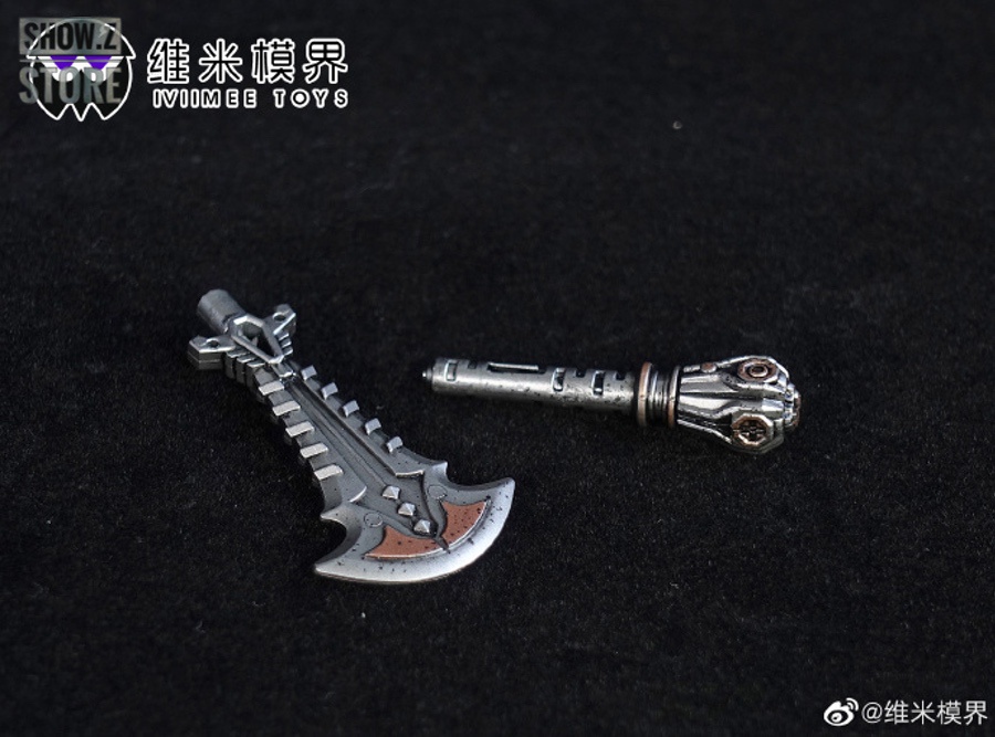 Silver and red robot warrior toy set Silver and red robot warrior toy set