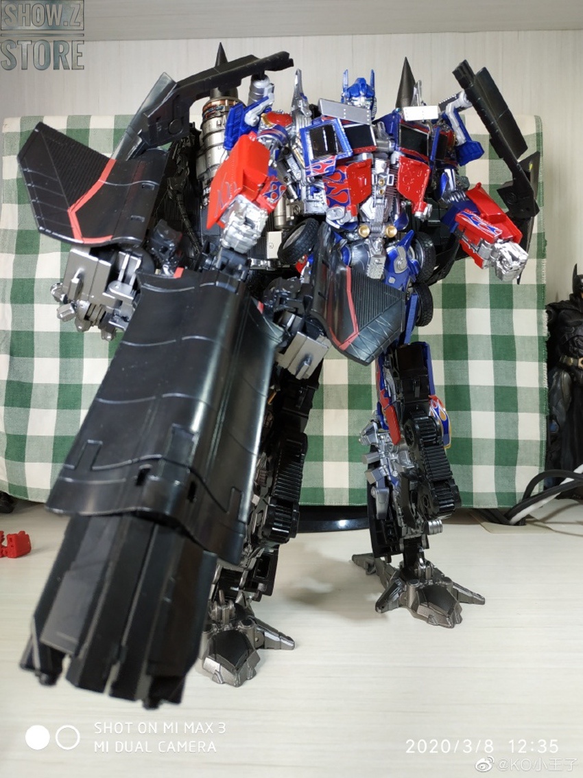 Aoyi oversized Jetfire mecha standing with extended wings and detailed articulation Aoyi oversized Jetfire mecha standing with extended wings and detailed articulation