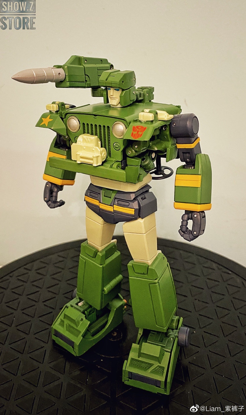 Green and yellow Autobot hound form robot with rifle weapon Green and yellow Autobot hound form robot with rifle weapon